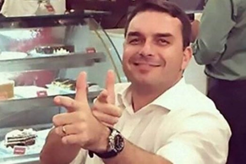 FLAVIO BOLSONARO USA O MESMO APLICATIVO DE MENSAGENS UTILIZADOS PELOS ASSASSINOS DA MARIELLE FRANCO