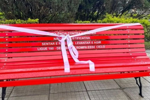 BANCO VERMELHO EM HOMENAGEM A ÂNGELA DINIZ SERÁ INSTALADO NA PRAÇA DOS OSSOS, EM BÚZIOS